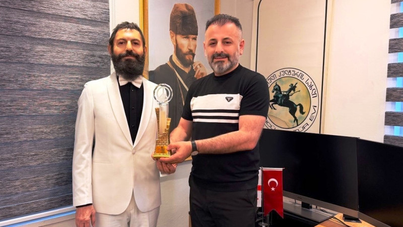Akif Manaf “Sanat ve Barış Ödülü” ile Onurlandırıldı